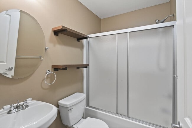 Building Photo - 4 Bedroom Rental