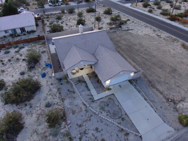 Building Photo - 16087 Bubbling Wells Rd