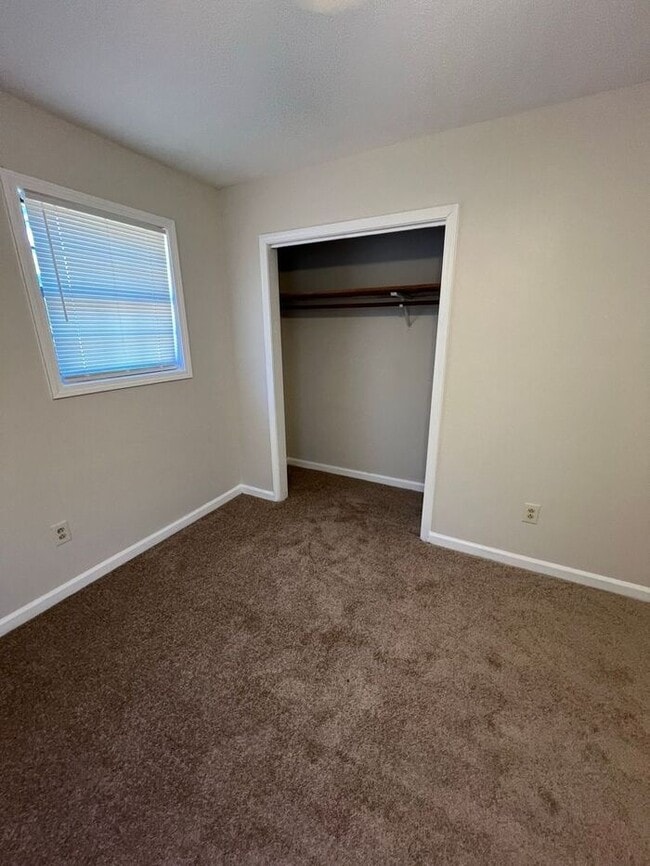 Building Photo - Beautiful 2 bedroom 2 bathroom ranch duplex Now Ready!