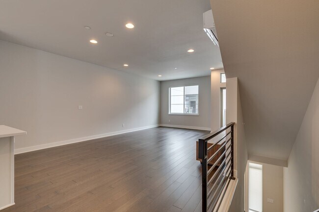 Building Photo - *Beautiful Modern 3 Bed Kirkland Townhome Available Now!*