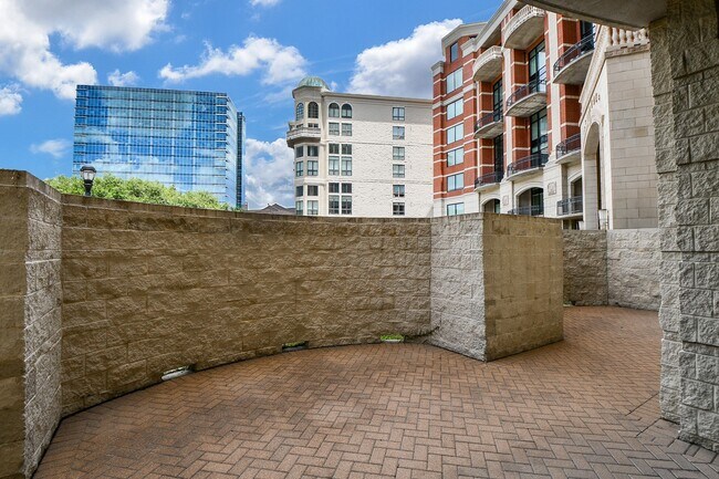 Building Photo - 5005 Hidalgo St