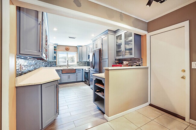 Building Photo - 4548 SW 28th Way