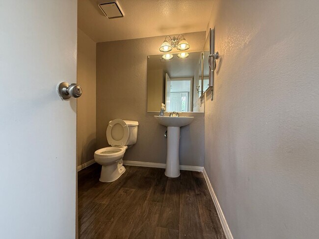 Building Photo - Townhome for Rent