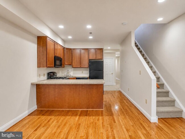Building Photo - 2542 W Girard Ave