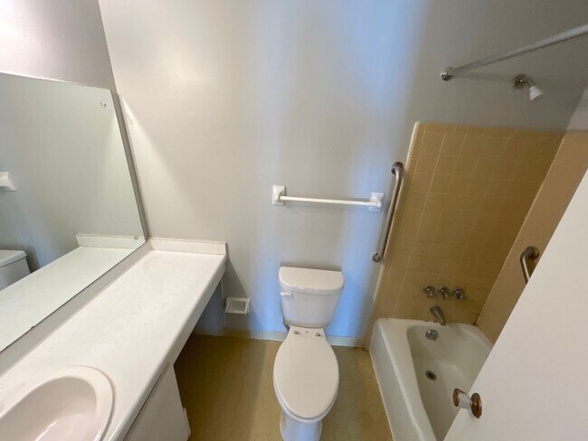 Building Photo - 5940 Pebble Beach Ave