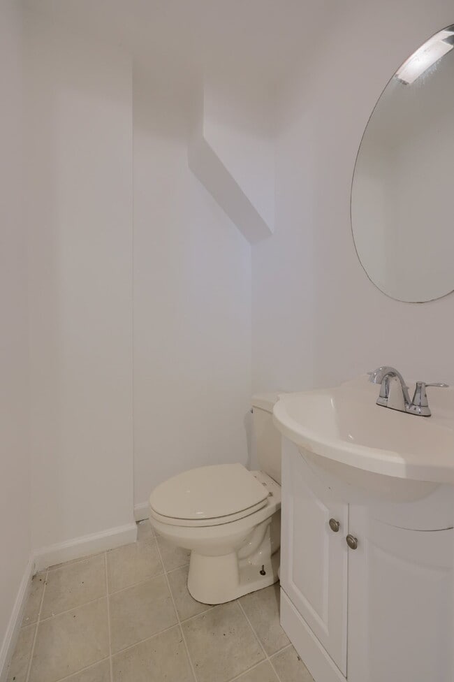 Building Photo - 5 bedroom 1.5 bath. Home available now.