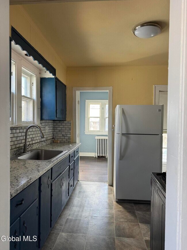 Building Photo - 105 Clermont St