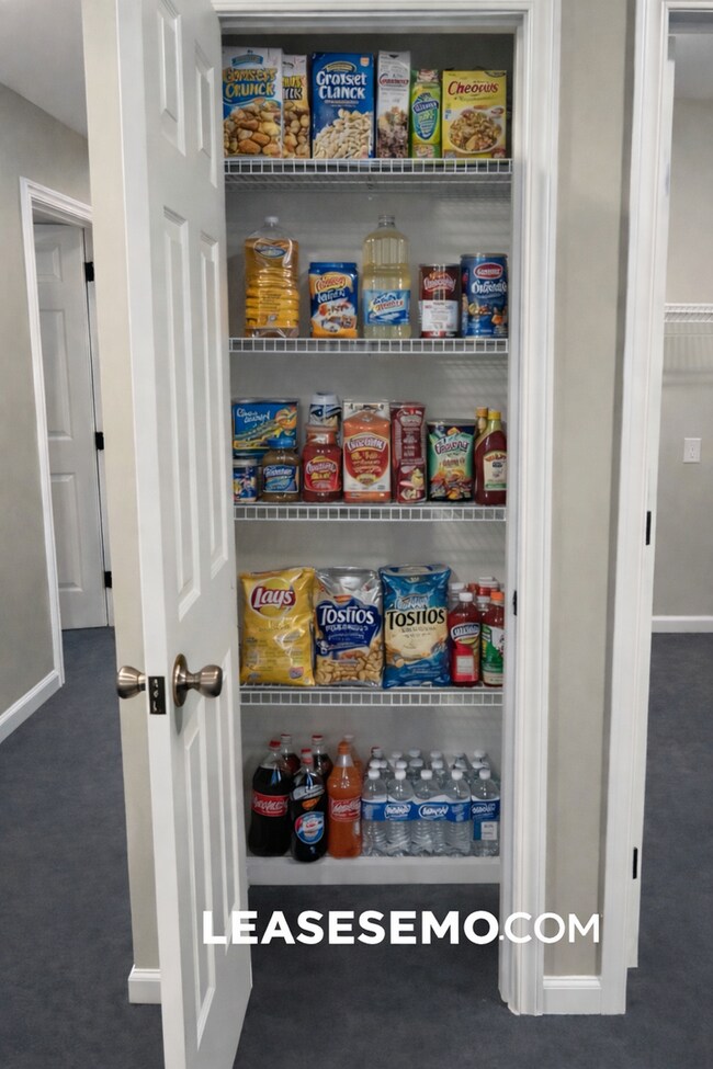 Building Photo - 3 Bedroom, 1 Bath Duplex