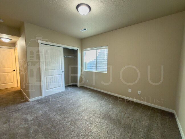 Building Photo - Spacious 4 Bedroom!!