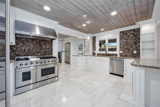 Building Photo - 4031 Fernwood Dr