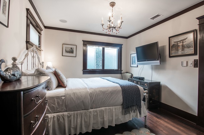 Smart TV - 312 Manhattan Ave