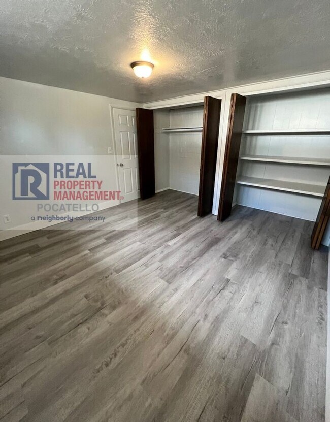 Building Photo - 4 Bedroom 2 Bath Home - Pet Friendly