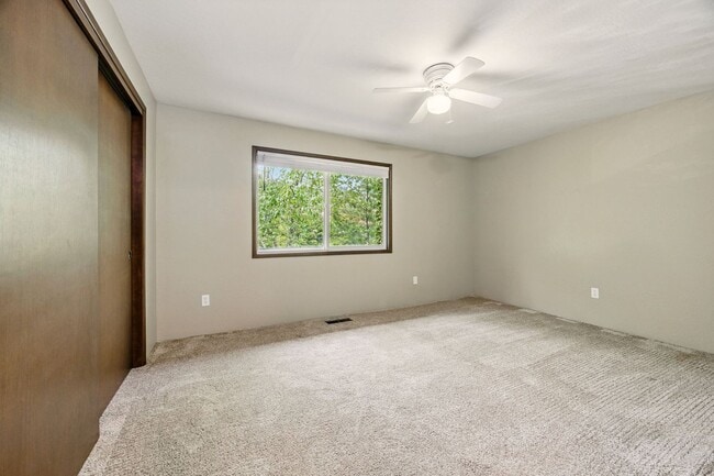 Building Photo - Renovated two bedroom townhouse near downt...
