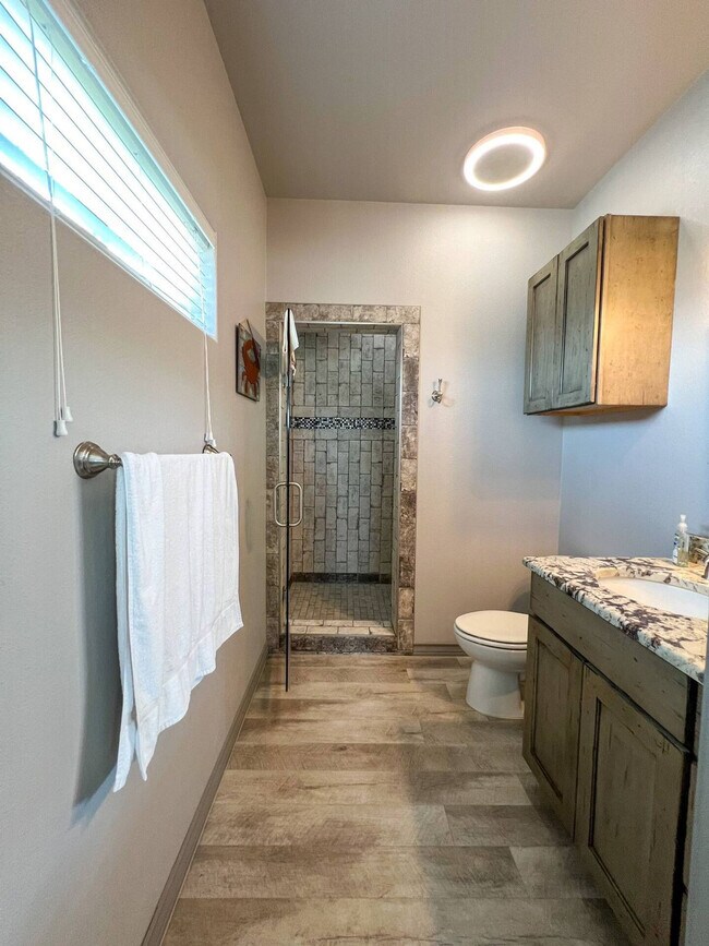 Building Photo - 4037 Summit Dr