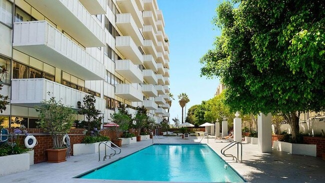 Building Photo - 7135 Hollywood Blvd