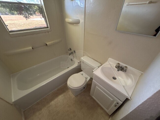 Building Photo - 1406 Bundrant Dr