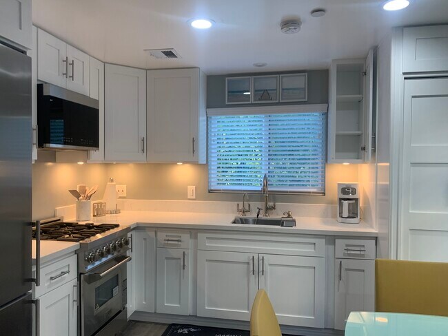 Building Photo - 145 S La Peer Dr