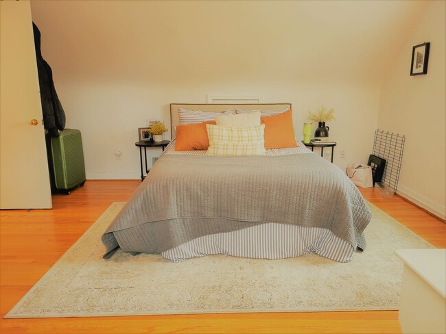 Building Photo - Remodeled 4 bedroom 2 full brick bath cape...
