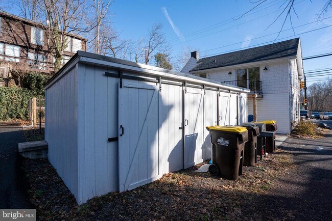 Building Photo - 729 Main St