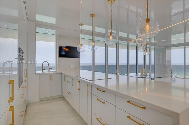 Building Photo - 1830 S Ocean Dr