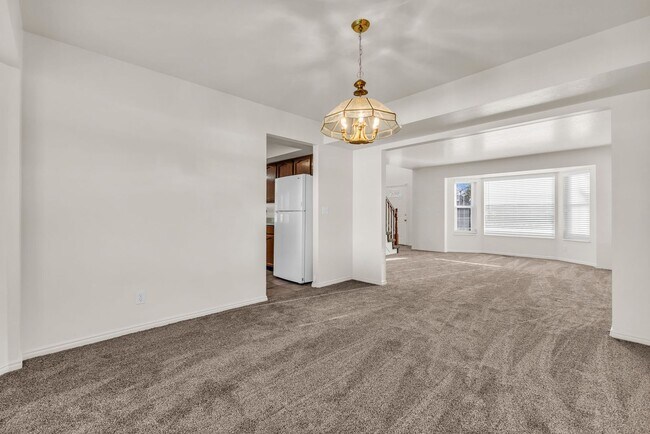 Building Photo - 5BR Sandy Home w/ NEW Flooring, Huge Basement & Large Backyard