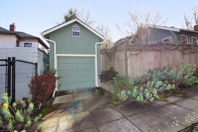Building Photo - 2503 SE Yamhill St