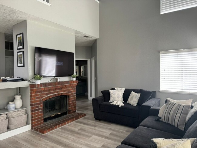 Building Photo - 4 Bedroom home in Dixon