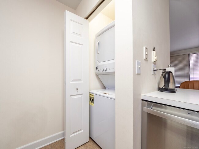 Building Photo - 300 Broad St