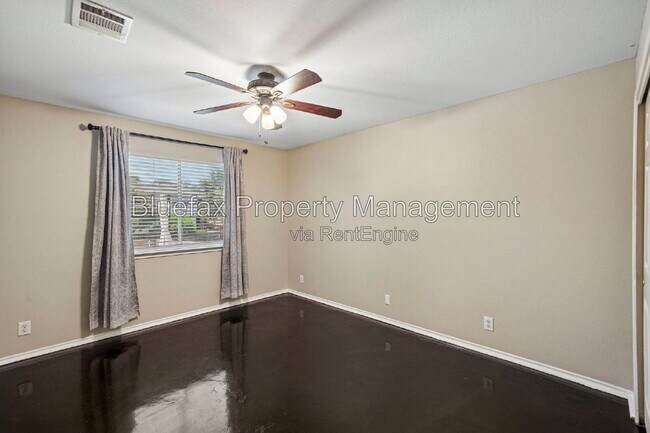 Building Photo - 315 Hollow Grove