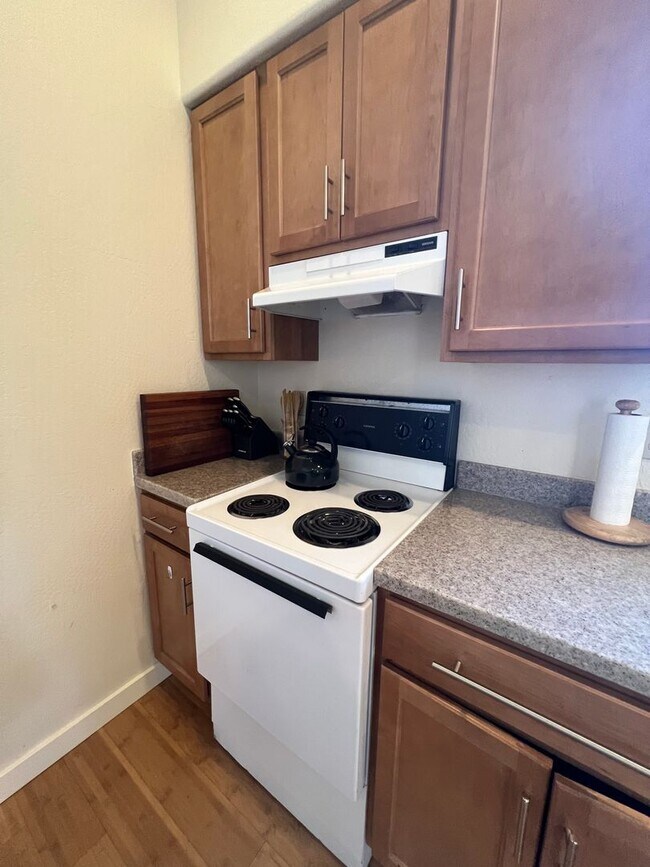 Building Photo - Furnished one Bedroom Apartment on 27 Acre Estate | Available Now