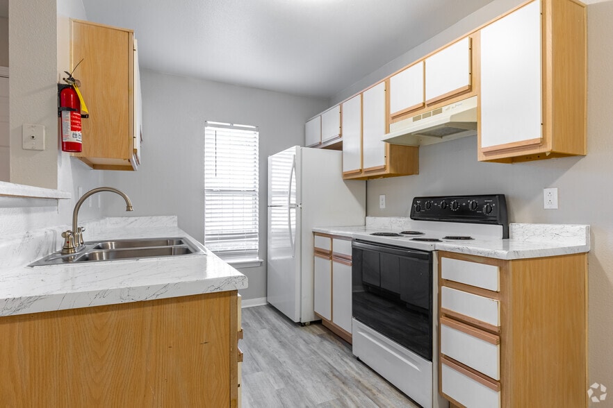 1BR, 1BA - 714SF - Kitchen - Grace Townhomes