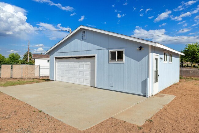 Building Photo - 3401 N Catherine Dr