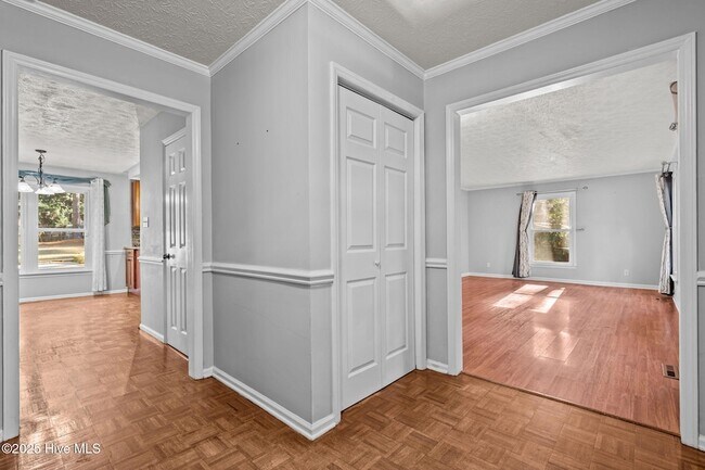 Building Photo - 215 Canterbury Rd