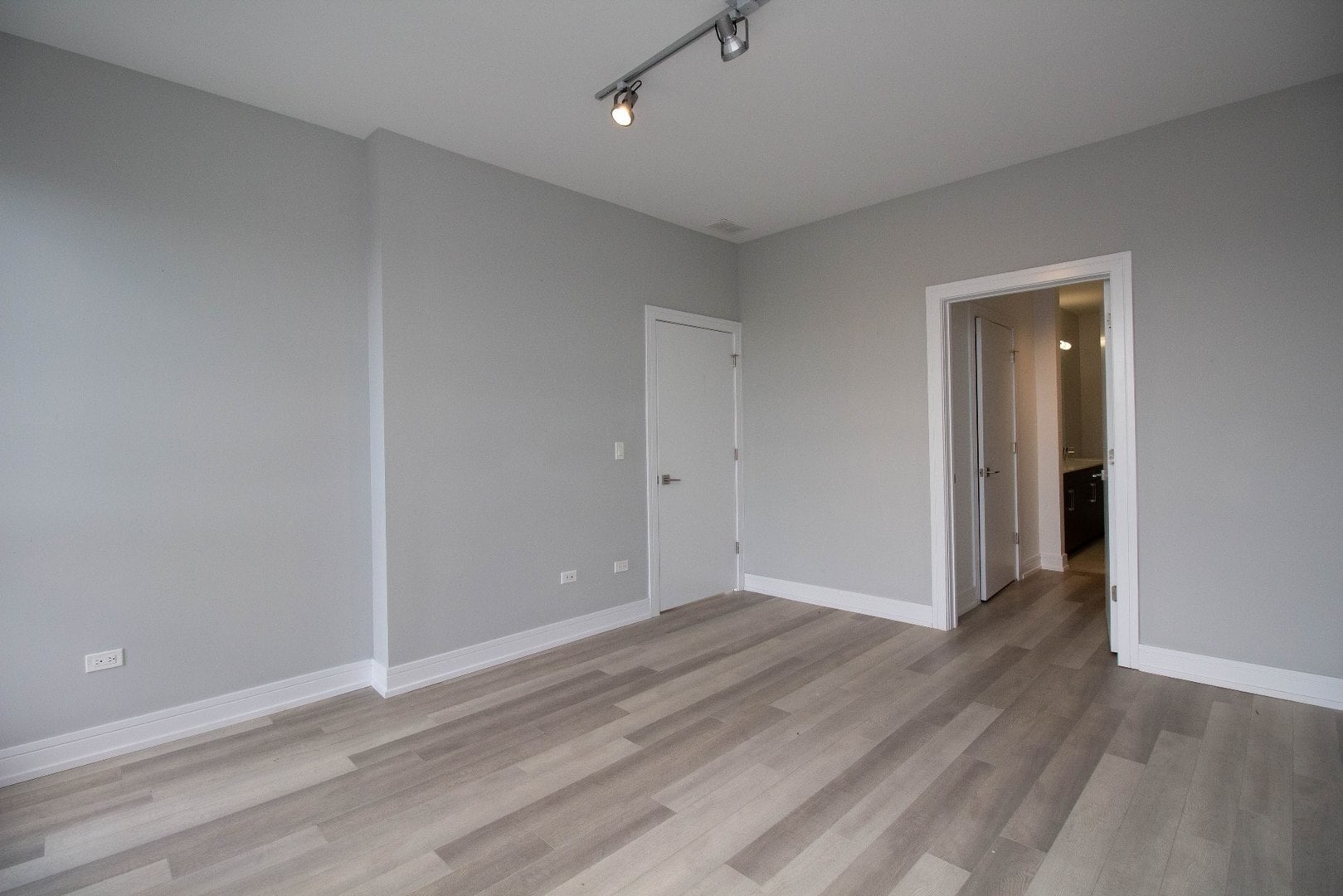 Building Photo - 1554 N Talman Ave