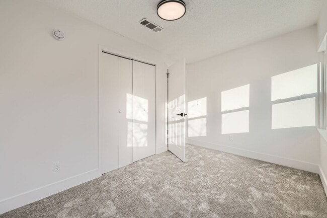 Building Photo - 2 bed/1 bath updated duplex