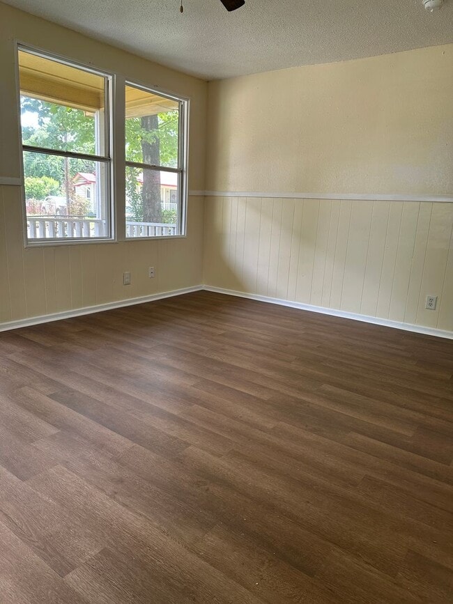 Building Photo - 2 Bedroom and 1 bath Central air and heat