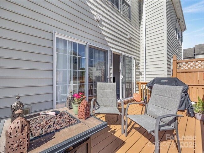 Building Photo - 10436 Winslet Dr