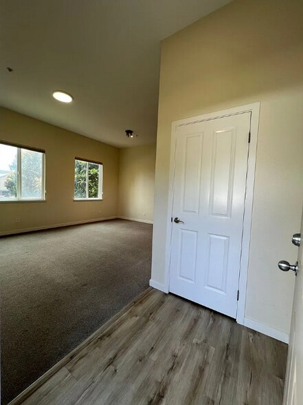 Building Photo - 251 High St