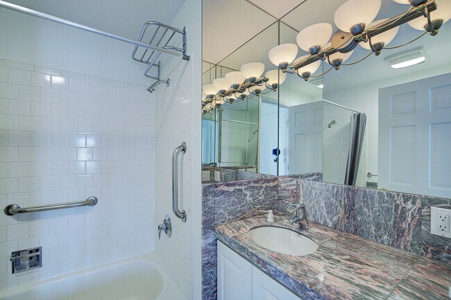 Building Photo - 2Bd/1.75Ba Kirkland Condo
