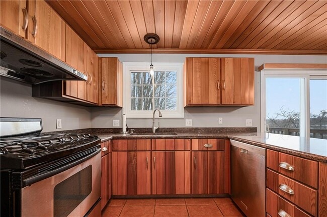 Building Photo - 190 Gladstone St