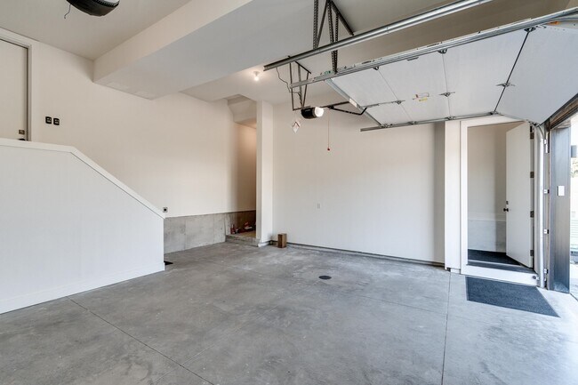 Building Photo - 4043 Serenbe St