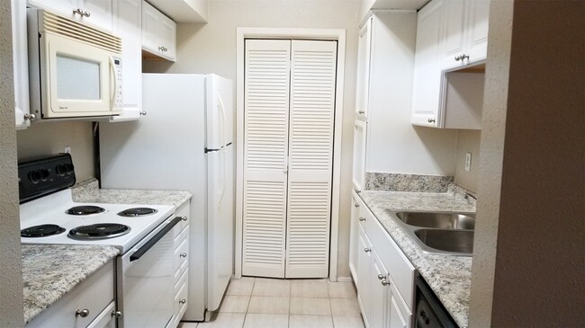 Building Photo - 6602 Harbor Town Dr