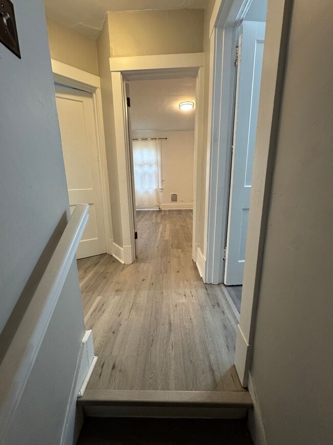 Building Photo - 3 Bedroom 1.5 Bath in Dormont! Off Street ...