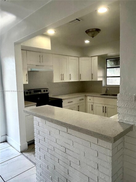 Building Photo - 2846 Fletcher St