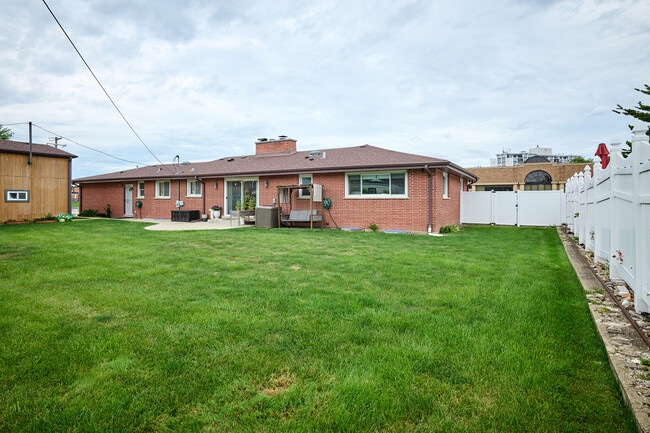 Building Photo - 8841 W Kathy Ln