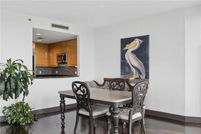 Building Photo - 700 Park Regency Pl NE