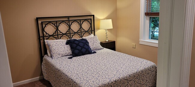 Queen sized bed in bedroom - 365 Ponderosa Dr
