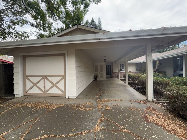 Building Photo - 605 Radcliffe Dr