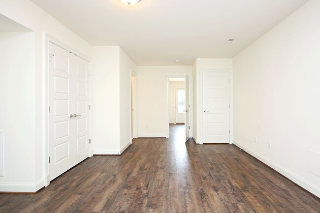 Building Photo - Light-Filled Townhome With Utilities Inclu...