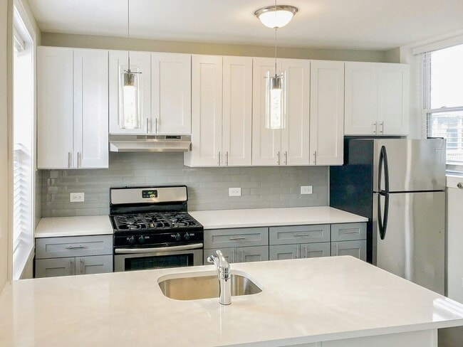 Building Photo - 5204 N Damen Ave